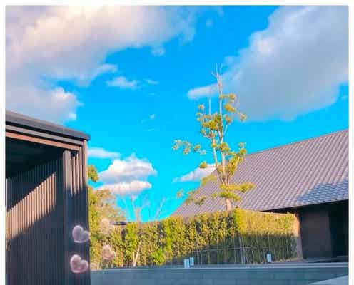 菊地亜美、夫とペアルック2ショットで正月旅行を報告 美背中あらわな水着ショットも公開