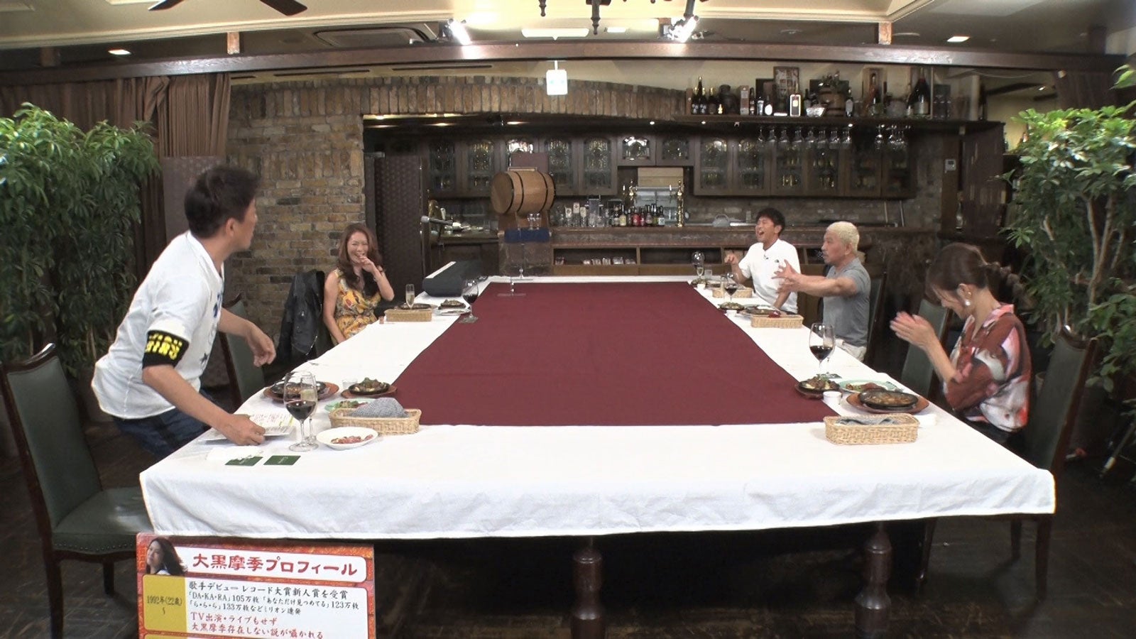 （左手前から時計回りに）坂上忍、大黒摩季、浜田雅功、松本人志、夏菜（C）フジテレビ