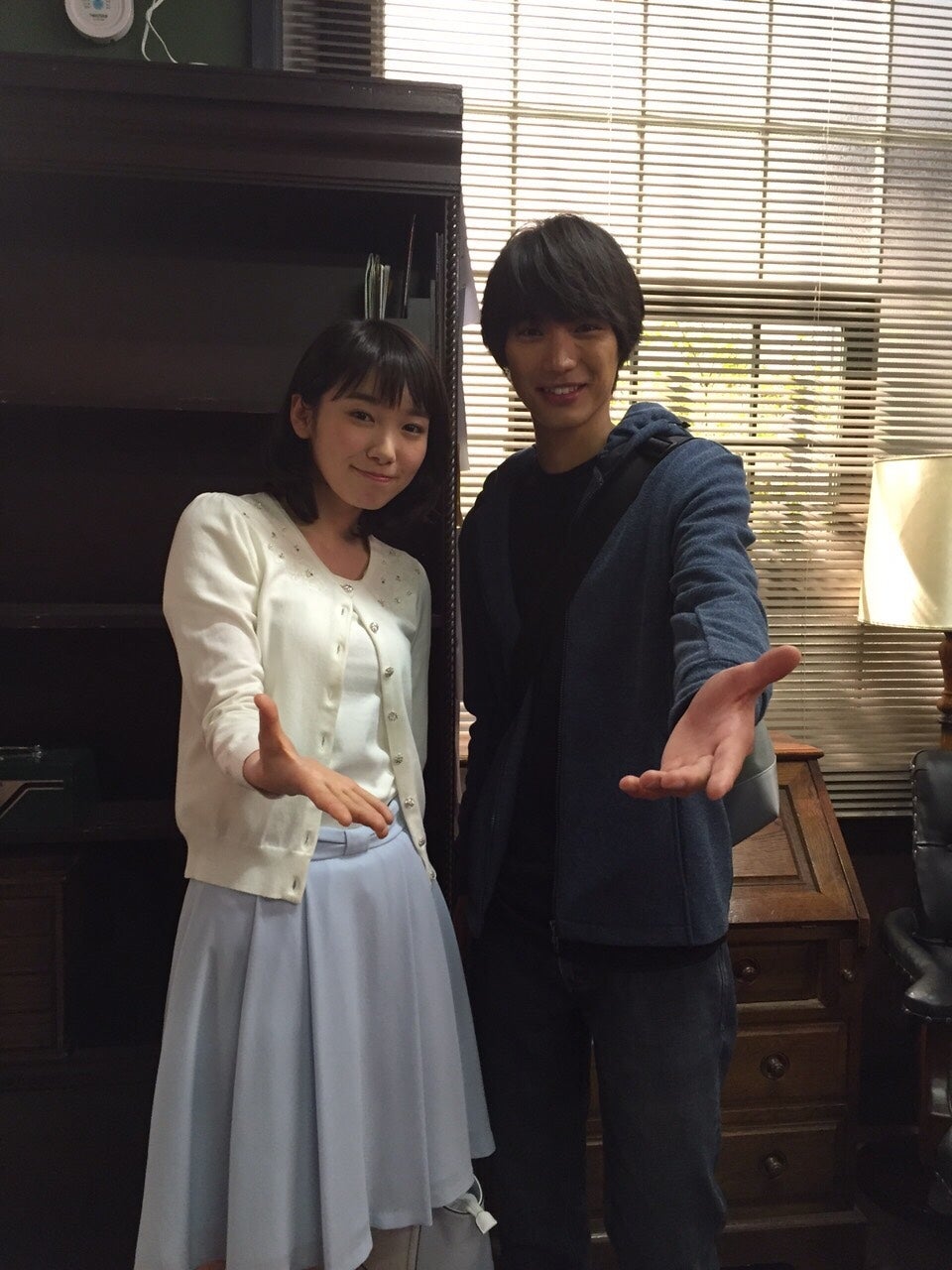 飯豊まりえ（左）、福士蒼汰（右）とお迎えデスポーズを披露（写真提供：avex）