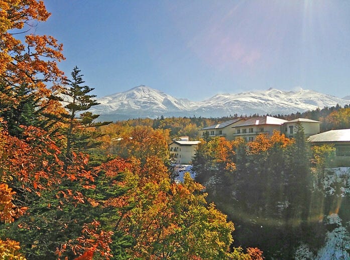 白ひげ橋から十勝岳を望む