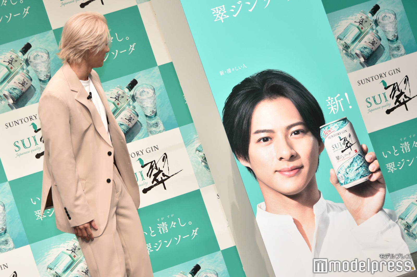 自身の清々しい新ビジュアルを覗き込む平野紫耀（C）モデルプレス