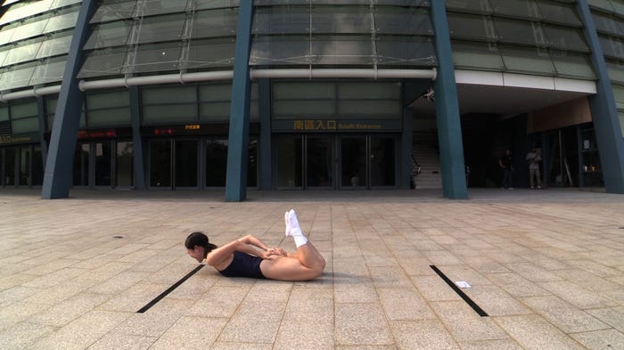 安室のチケットをゲットするため体を張るイモトアヤコ/番組の様子(C)日本テレビ