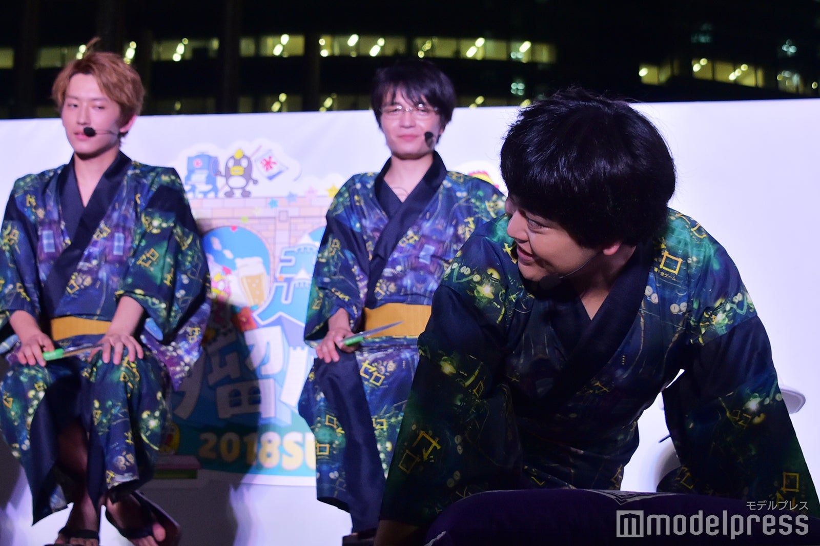 間宮祥太朗を見つめて腕立て伏せをする加藤諒 （C）モデルプレス