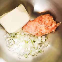 手順2：ボウルに水切りした豆腐、長ネギ、鶏ひき肉を入れ混ぜる／画像提供：柏原歩