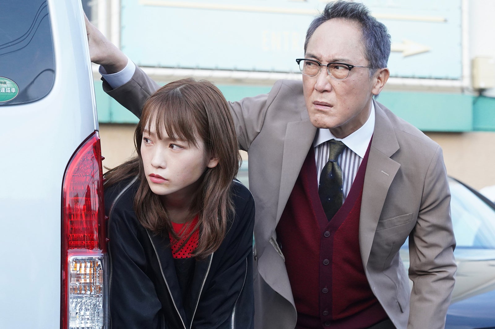 川栄李奈、佐野史郎／「親愛なる僕へ殺意をこめて」第3話より（C）フジテレビ