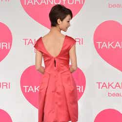 美しい背中とデコルテラインを披露した剛力彩芽