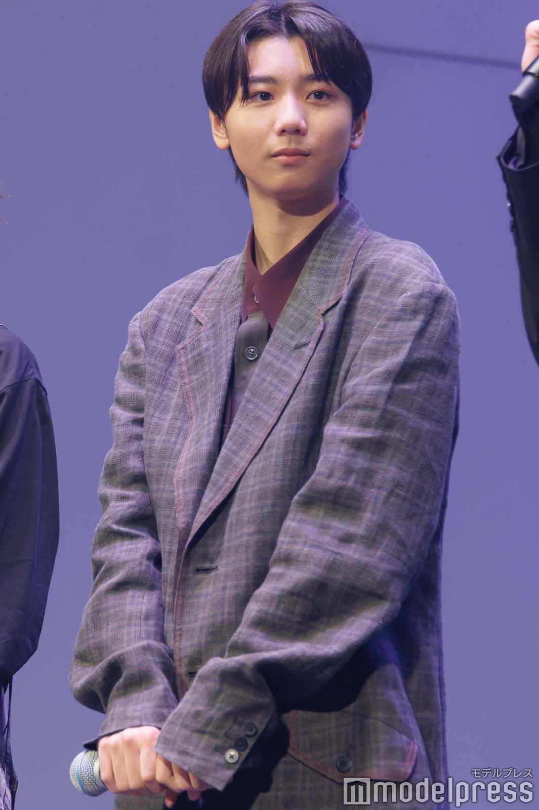 ジャケットでクールに決める羽村仁成（C）モデルプレス