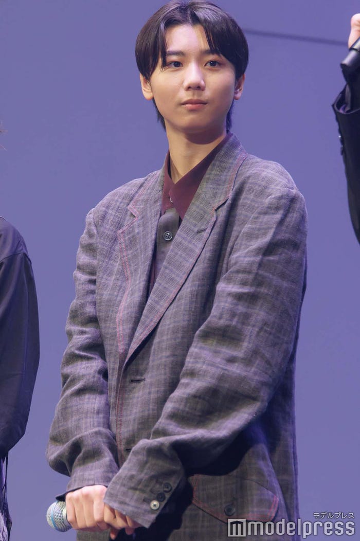 ジャケットでクールに決める羽村仁成(C)モデルプレス