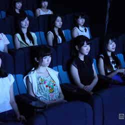 映画「STAND BY ME ドラえもん」を観賞中のAKB48