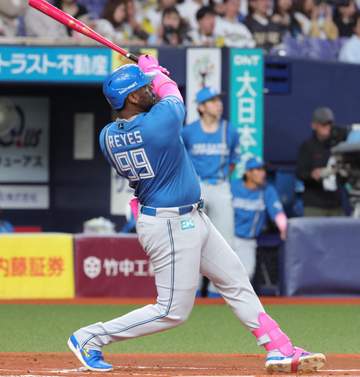 日本ハム・レイエス 母の日に感謝の豪快弾「母と妻のイニシャルを頬に書いて試合に臨んでいる。特別な日に打つことができて、とてもうれしい」