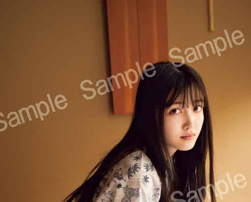 乃木坂46久保史緒里、寝起きの浴衣姿で美脚チラリ 1st写真集「交差点」封入ポストカード絵柄解禁
