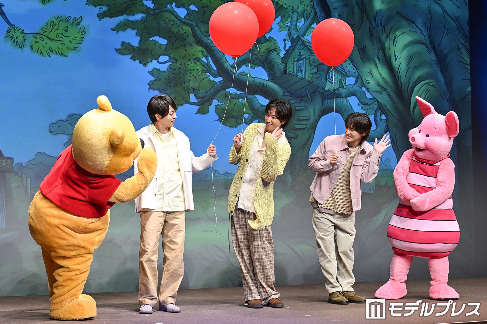 プー、櫻井翔、プーに手を振る阿部亮平、川島如恵留、ピグレット（C）モデルプレス