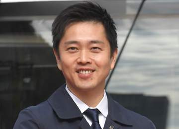 吉村洋文知事 迷子シカが自身提案の「シカやん」に決定 鹿せんべいあげたらバクバクと…「絶対奈良のシカやんw」