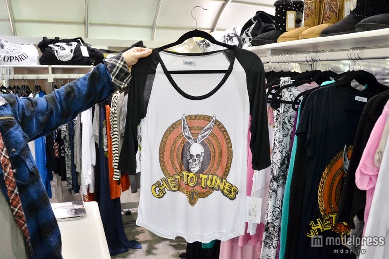 アメリカ・ハリウッドの映画会社であるワーナー・ブラザーズとのコラボTシャツ／「Lauren Moshi」（「MAGIC」2013S／Sにて）