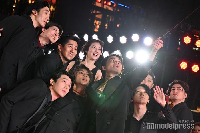 自撮りをするキャスト陣/東京リベンジャーズ2 血のハロウィン編 -運命-/-決戦-」プレミアムナイト レッドカーペットイベント(C)モデルプレス