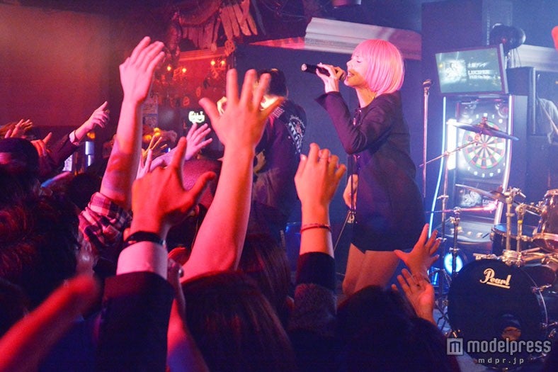 画像3/8) 土屋アンナ、ピンクショートヘアで登場 新曲「LUCIFER