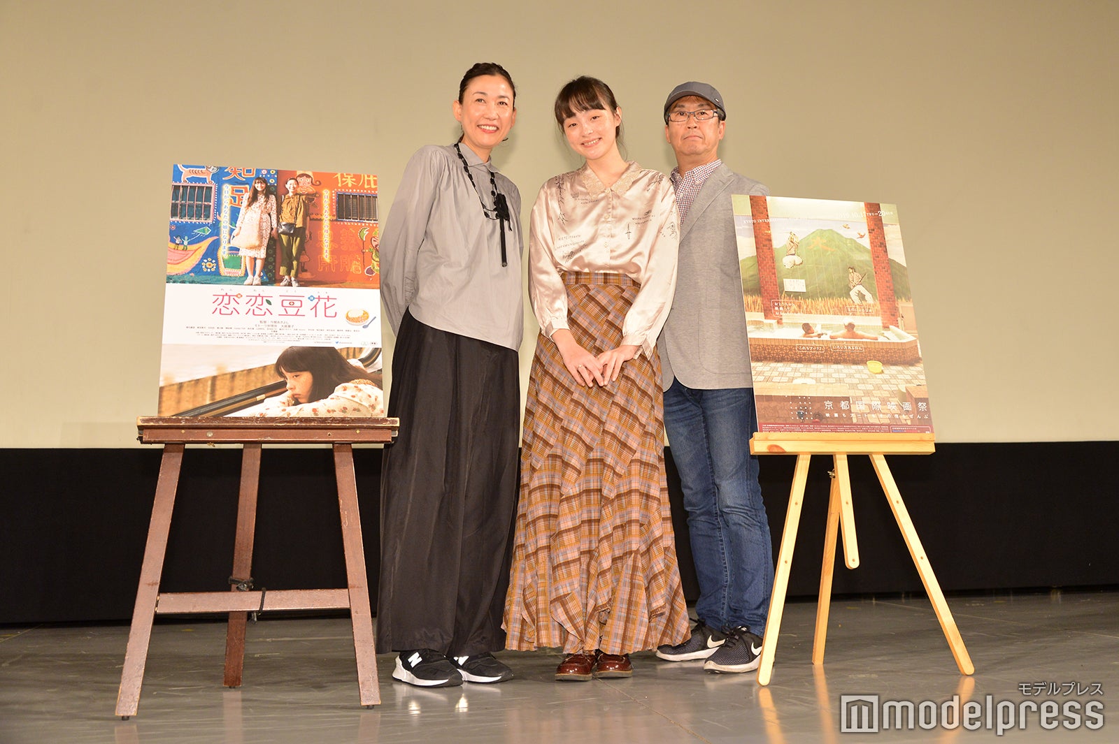 大島葉子、モトーラ世理奈、今関あきよし監督（C）モデルプレス