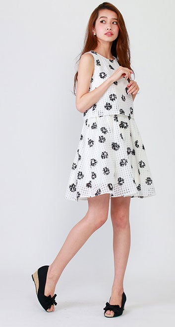 オーガンジーフラワーノースリーブワンピース「salus」3,990円（税込）