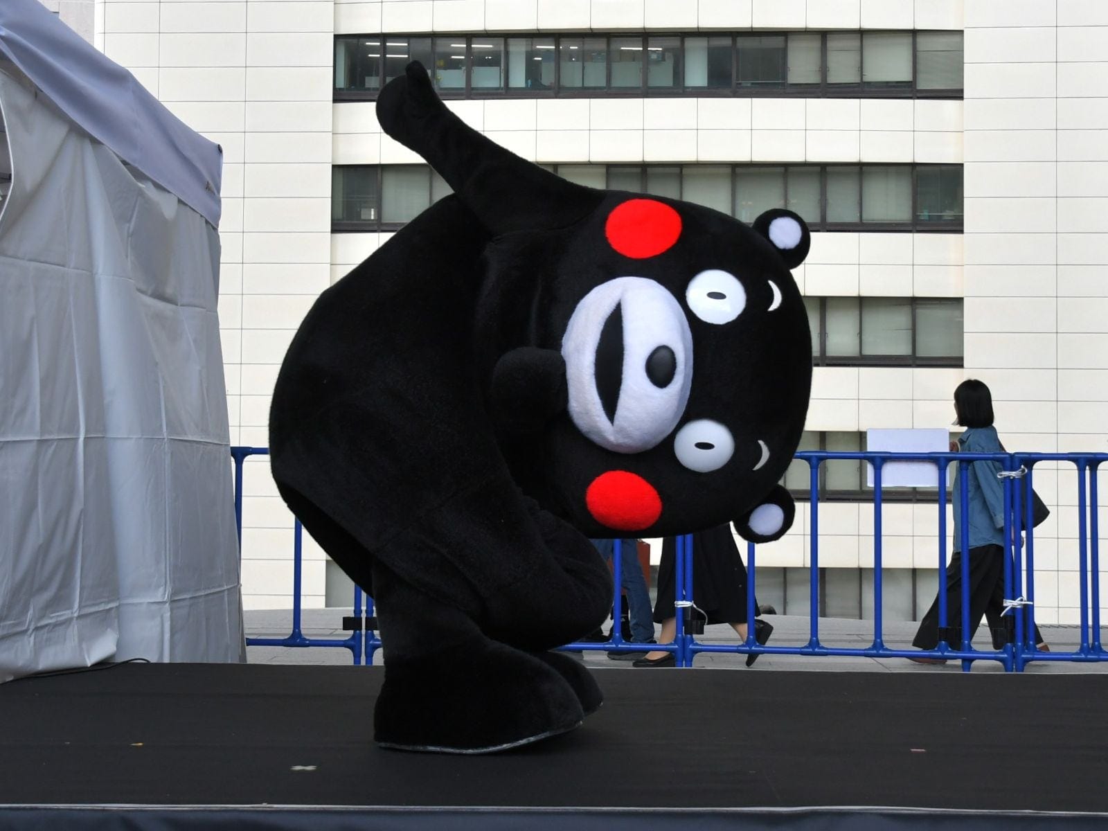 見上げる視線のイケメソくまモン=10月18日、東京都港区