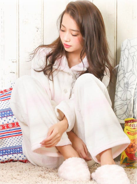 ロリアンミルフリーススタンドカラー&パンツセット「salus」4,299円(税込)/画像提供:salus