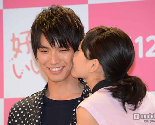 川口春奈、福士蒼汰に公開キス 赤面の2人に会場興奮