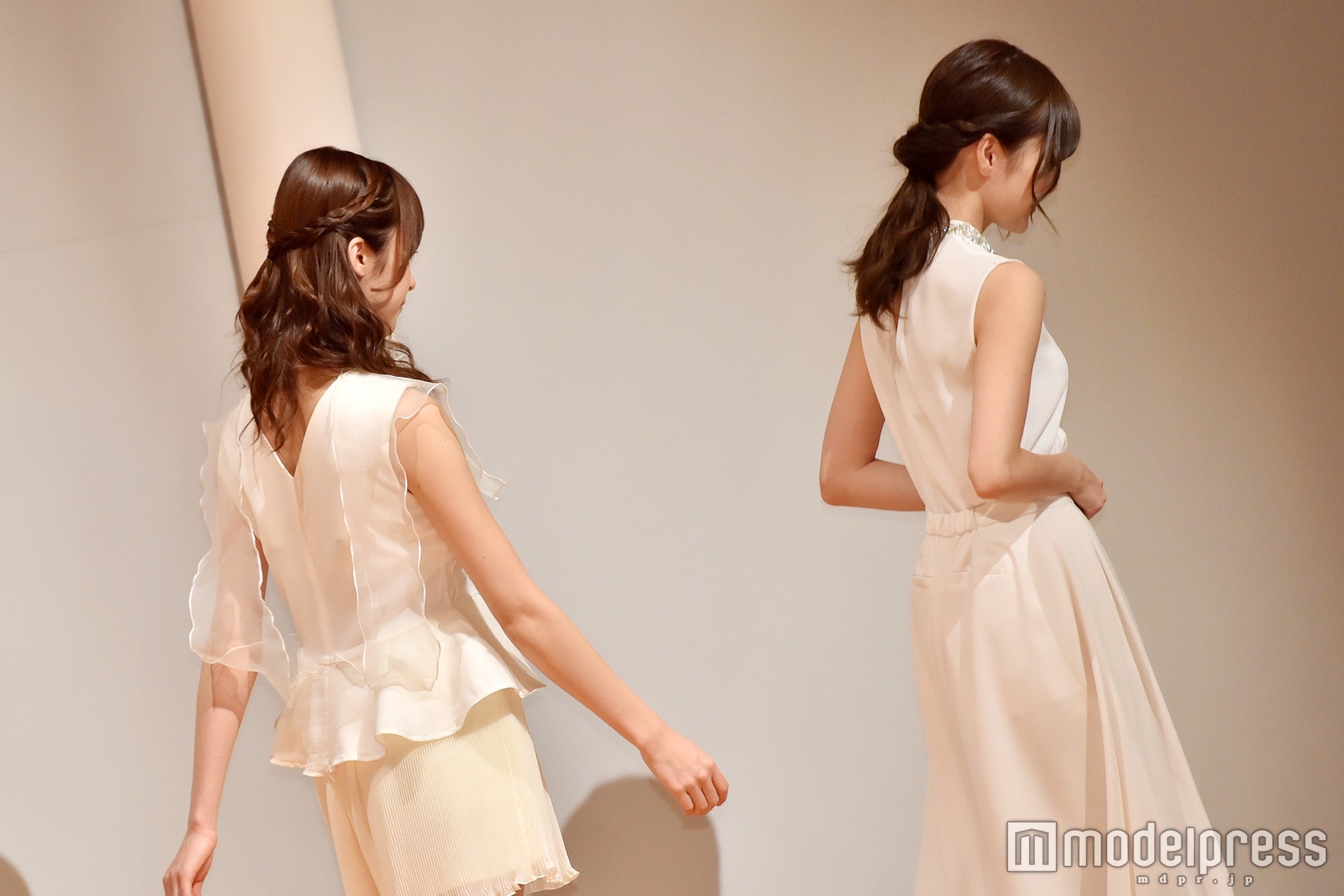 バックショット！左から：衛藤美彩、白石麻衣（C）モデルプレス
