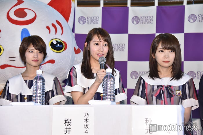 若月佑美、桜井玲香、秋元真夏 (C)モデルプレス