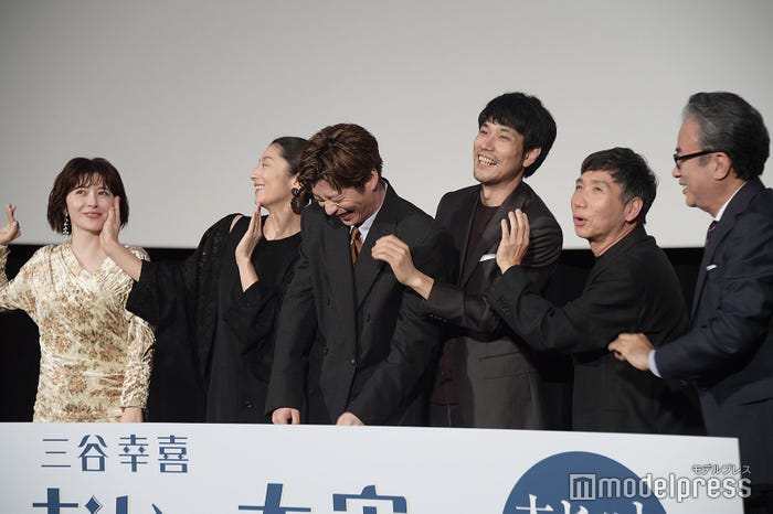 隣の人に太宰ポーズをするシチュエーションに笑ってしまった田中圭(C)モデルプレス