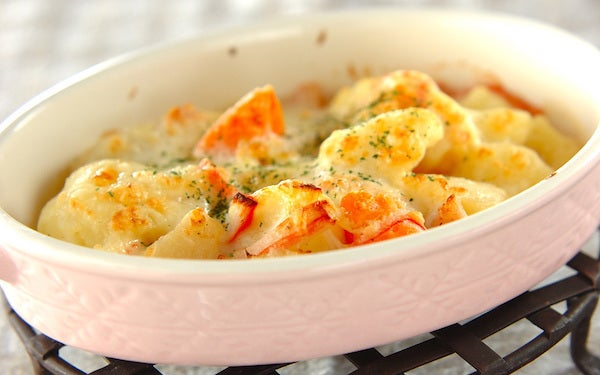 アツアツで心身ともに温まる、クリームシチューでポテトグラタン