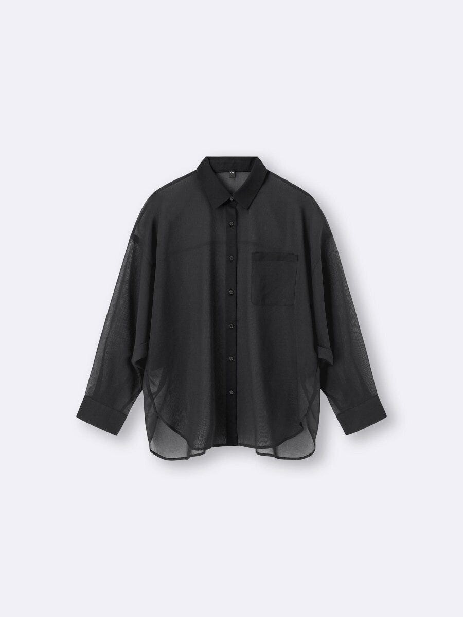 黒いシアー素材のドルマンスリーブシャツ。胸ポケット付きでゆったりとしたシルエット。