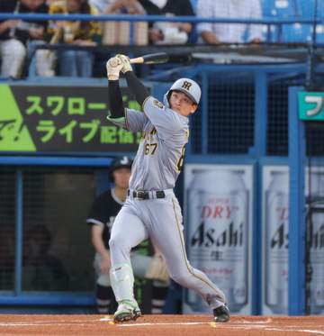 阪神が試合開始わずか2球で先制 高寺が今季2号の先頭打者アーチ、ヤクルトとの首位攻防戦
