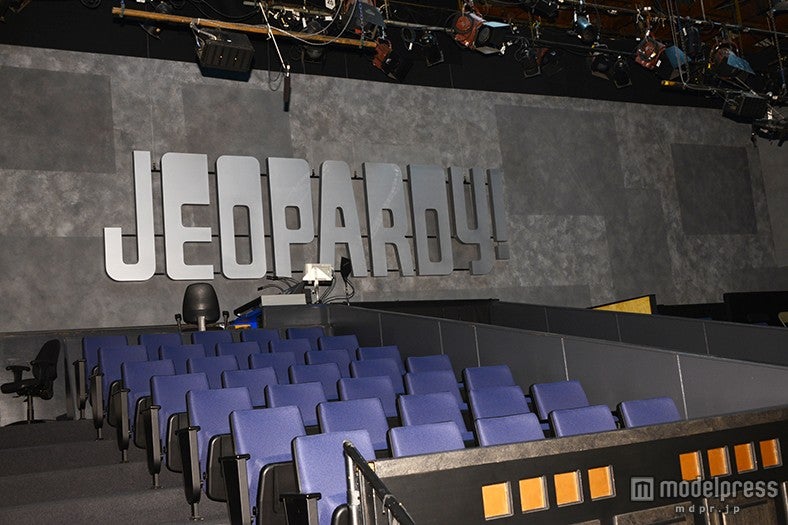 アメリカの人気クイズ番組「JEOPARDY！」のスタジオ