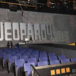 アメリカの人気クイズ番組「JEOPARDY！」のスタジオ