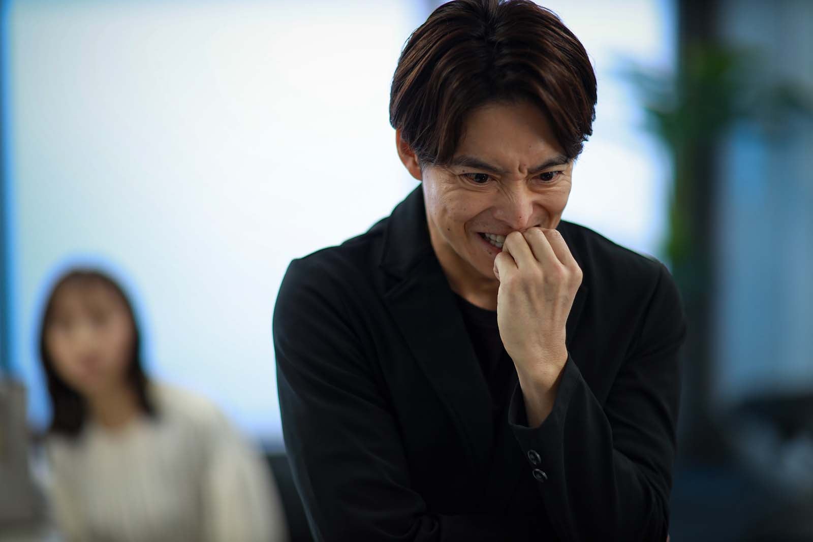 小池徹平「離婚しない男―サレ夫と悪嫁の騙し愛―」第4話より（C）テレビ朝日