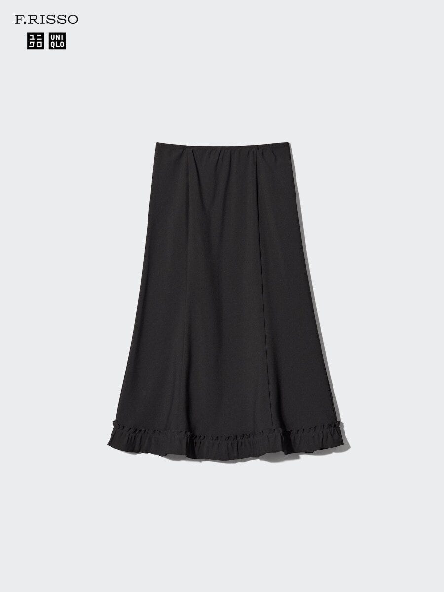 裾にフリルがあしらわれた黒いフレアロングスカート