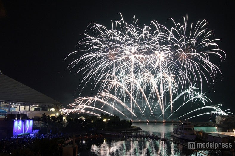 花火3000発とニューイヤーを祝福　八景島シーパラダイスで年末オールナイト営業