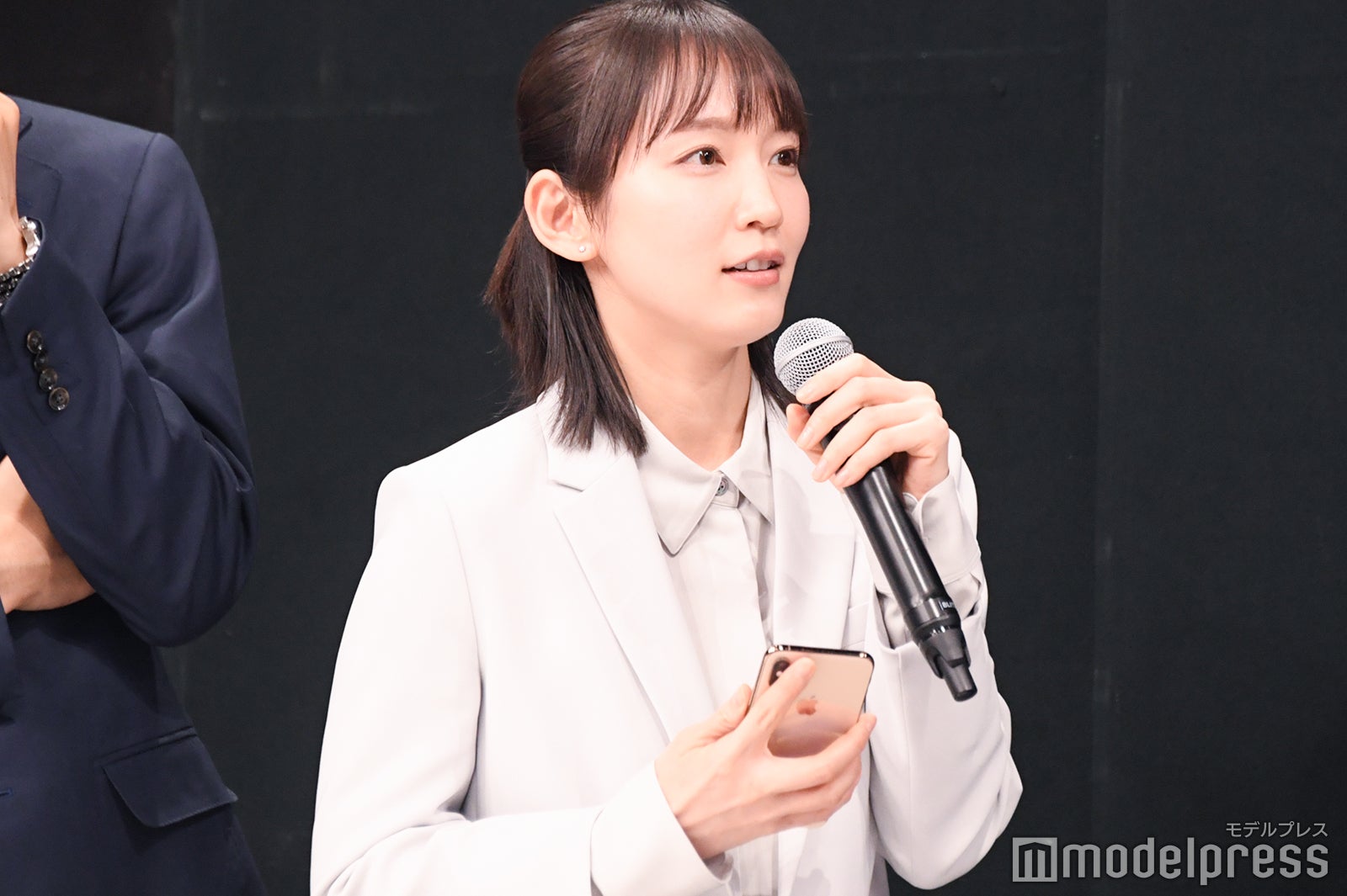 使用しているスマホを見せる吉岡里帆（C）モデルプレス