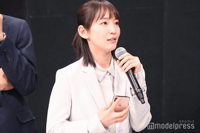使用しているスマホを見せる吉岡里帆(C)モデルプレス