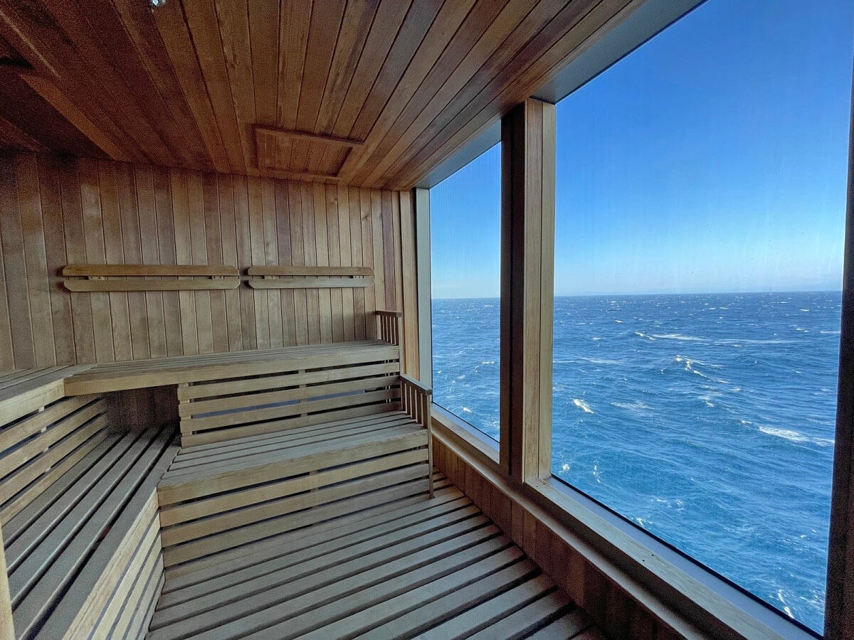 一面が完全にガラス張りの絶景サウナ。ロッカーのカギはスパのレセプションで借りられる。タオルの用意もあり