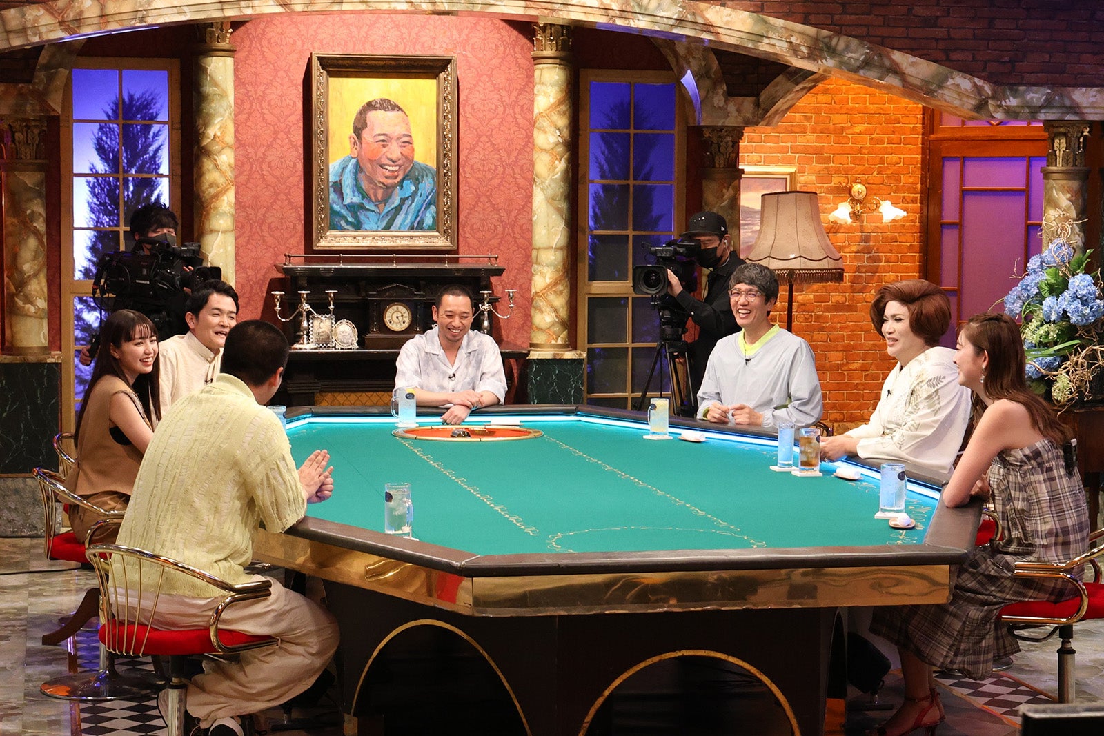 （左手前から時計回りに）きょん、香音、ノブ、大悟、小木博明、IKKO、ゆうちゃみ（C）フジテレビ