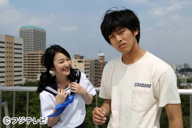 松坂桃李(右)/「ある日、爆弾がおちてきて」