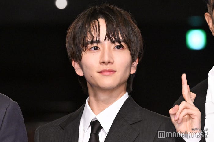 茶髪の板垣李光人(C)モデルプレス