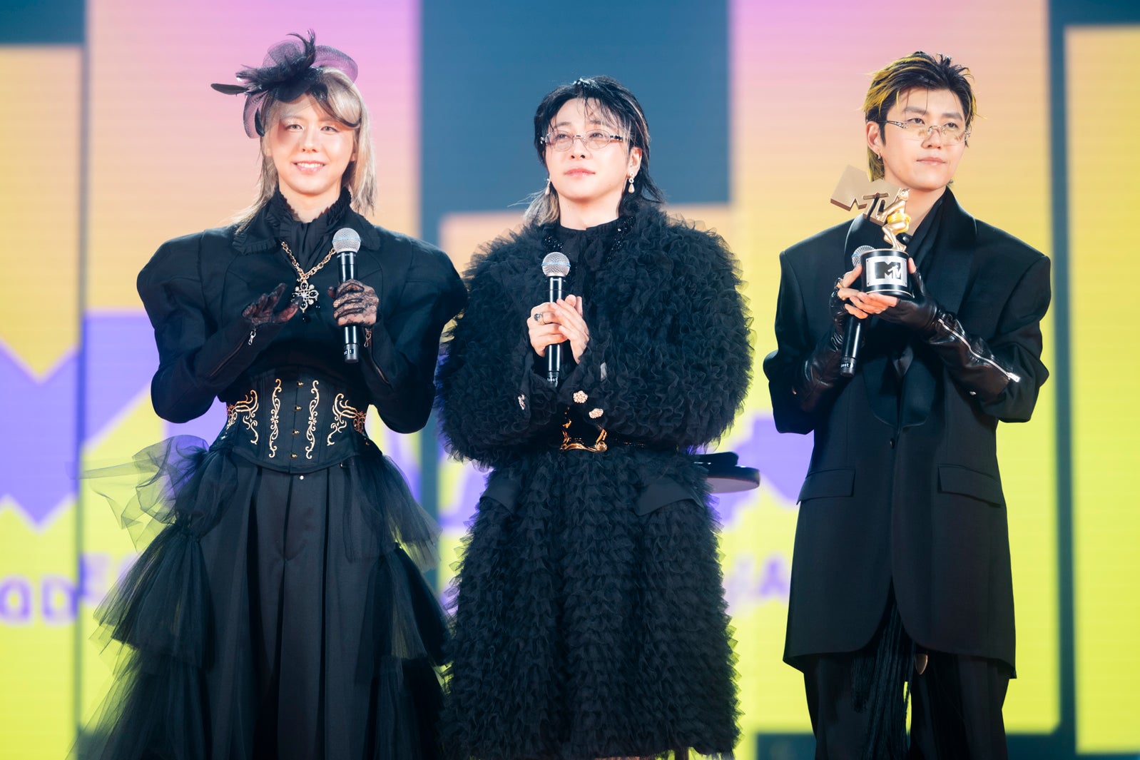 Mrs. GREEN APPLE、東京ドームにサプライズ登場＆3年連続「Video of the Year」受賞の快挙 SixTONES・EBiDAN・乃木坂46・＝LOVEら豪華集結【MTV VMAJ 2026】