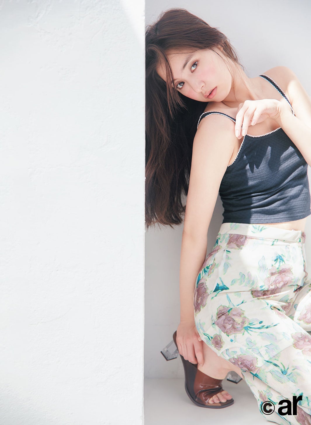 新木優子「ar」史上初合併号で表紙 美ヒップも披露