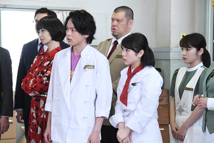 りょう、中村倫也、くっきー、浜辺美波、川栄李奈/「崖っぷちホテル!」第7話より(C)日本テレビ