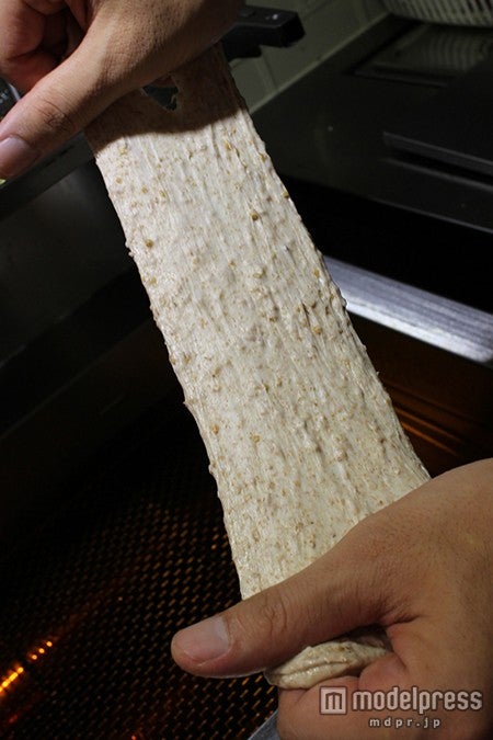 一枚一枚丁寧に手延べする生地／画像提供：グッドエイム