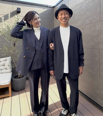 カジサック、美人妻と“腕組み”夫婦ショットを公開「美男美女」「ヨメサック可愛すぎです」