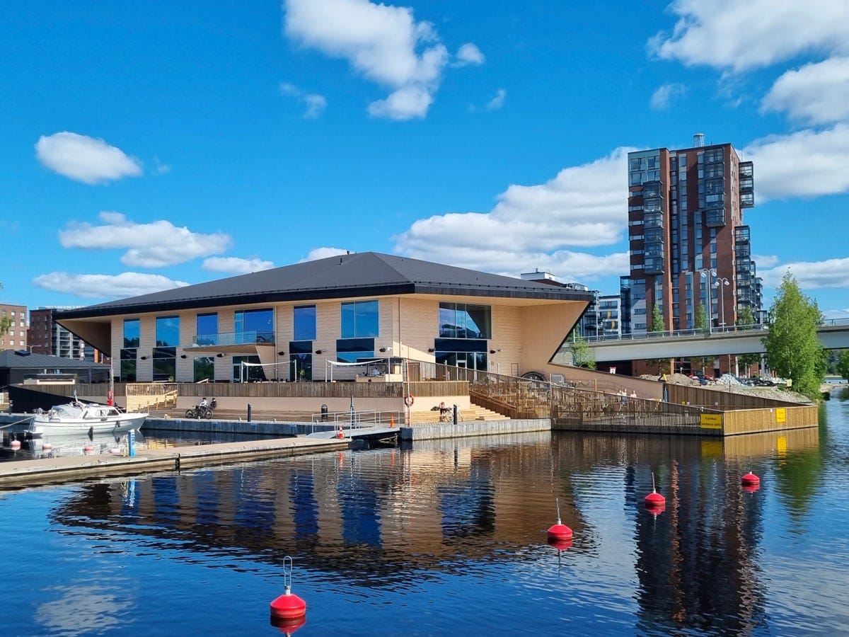 レストランやバーを併設した水辺の公衆サウナが、都市部で建設ラッシュ