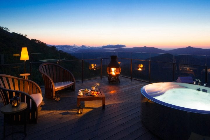 贅沢すぎる“雲海露天風呂”！「星野リゾート　トマム」の雲海テラスで極上の絶景体験