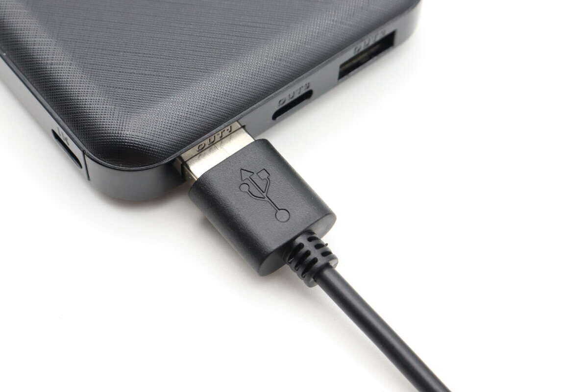 ダイソーのスイッチ付USBケーブルをアダプタに接続する様子